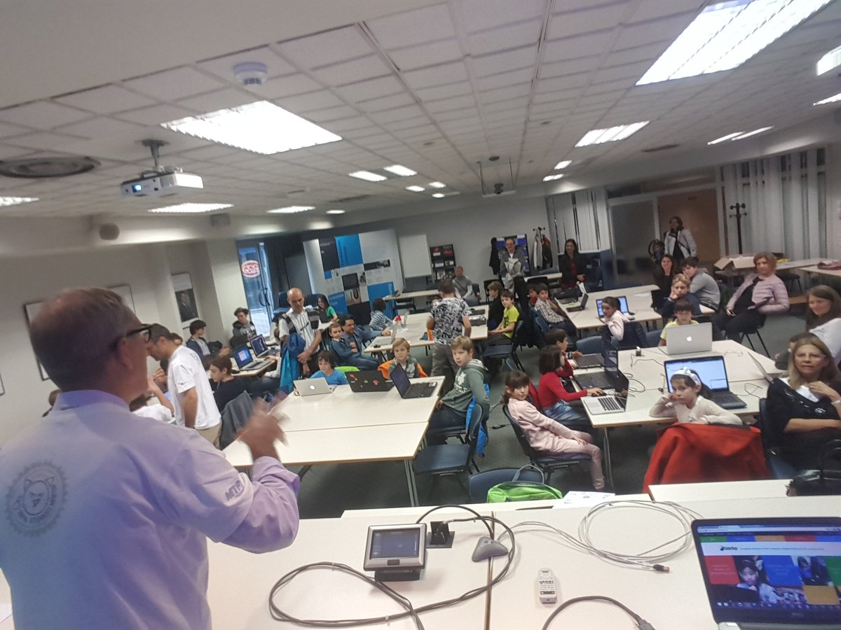 atedIctTicino's tweet image. #ated4kids #CoderdojoTicino sono tantissimi ☺☺ #coding #Scratch @CoderDojo #girlscode ##kids #girlsintech #enjoy