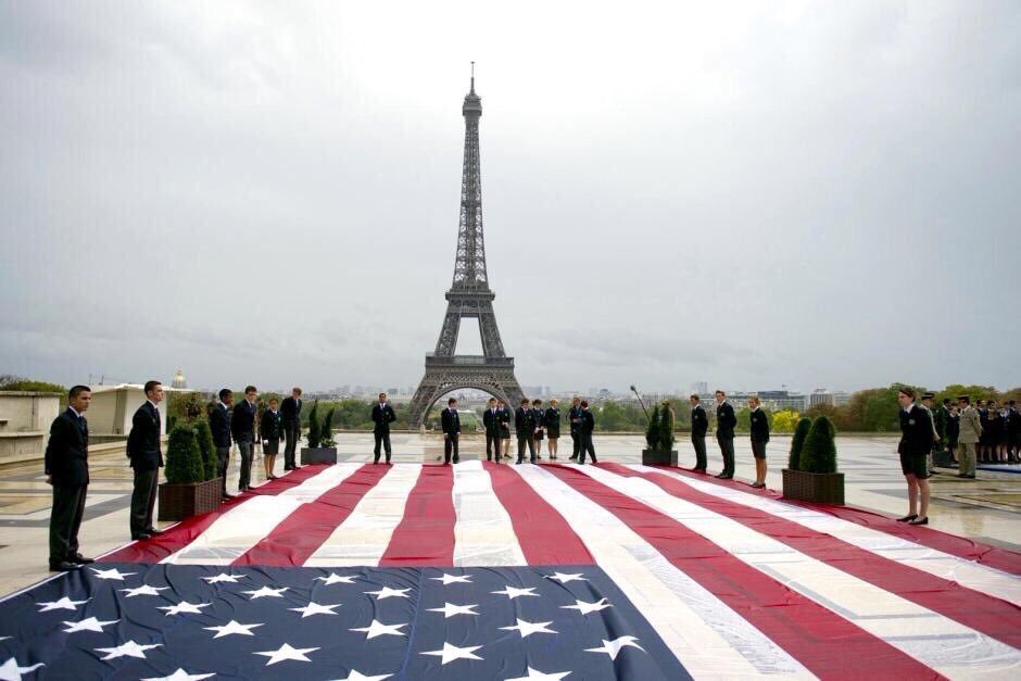 ParisBombing's tweet photo. On 9/11 the French said, "Today, we are all Americans."

It's our turn to say, We are French.

#PrayForParis https://t.co/HXX0tuanqe