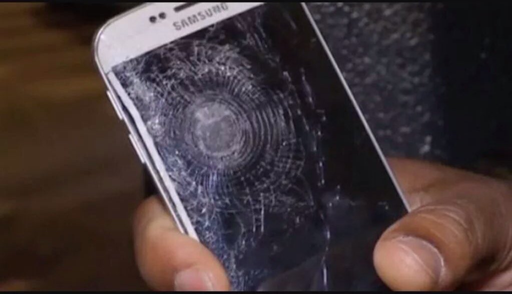 iamdoxel's tweet photo. voila comment un telephone portable peut te sauver la vie. Dieu est grand🙌🏼🙏🏼#ParisAttacks https://t.co/nPizApJKkb