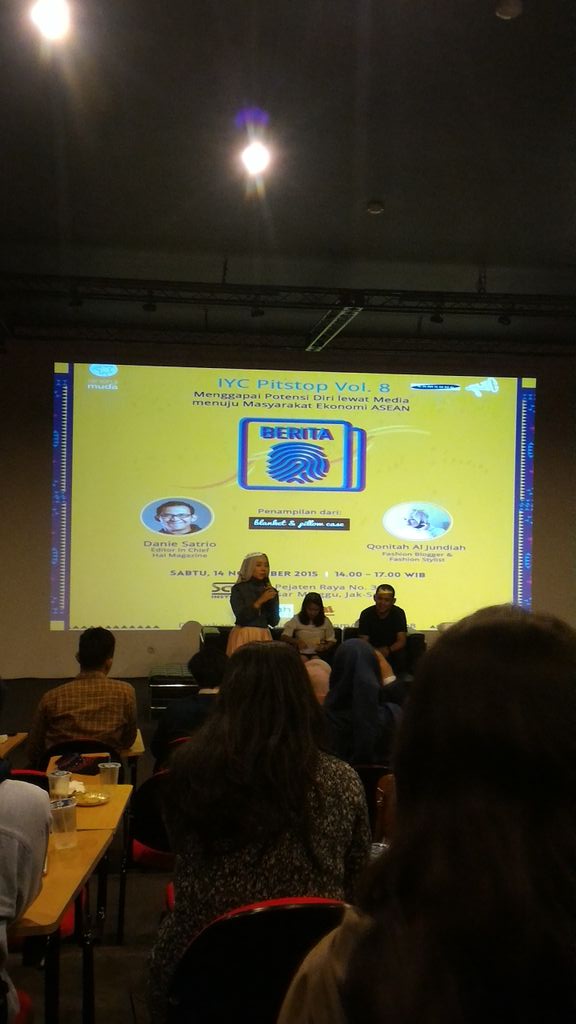 infojakarta's tweet photo. Fashion blogger @thataljundiah sedang sharing tentang "Personal Branding" di @IndonesianYouth #IYCpitstop vol.8 https://t.co/lY73I1oPYs