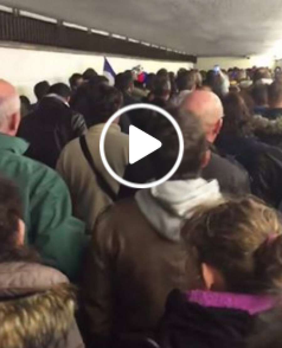 A3Noticias's tweet photo. VÍDEO: Los aficionados abandonaron Saint-Denis cantando la Marsellesa https://t.co/5TCv3yBBKC https://t.co/0UwNxPYwHD