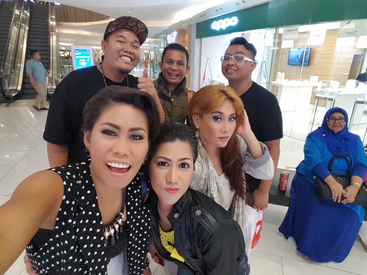 Keluarga baru ku...D ACADEMY ASIA
