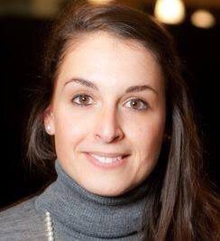 Valeria Solesin, borsista a Parigi. 28 anni, veneziana. Era al concerto. Non abbiamo notizie. Fate girare.