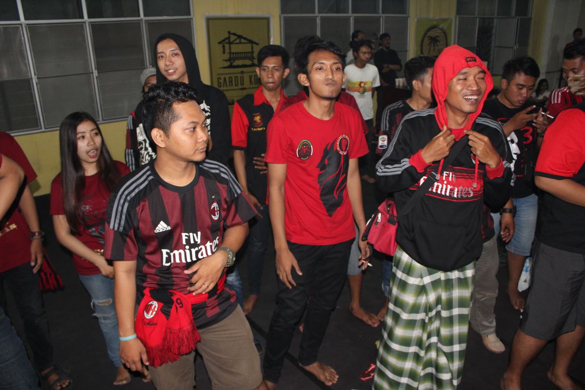 MamadTaufik's tweet photo. Ngultras itu pilihan.Meski pakai sarung :) #UltrasSarungan #Ulsar @sansiroryo @UlgadBogor @MIbas_MADURA @UlgadMadura https://t.co/Q1UIq5hY4O
