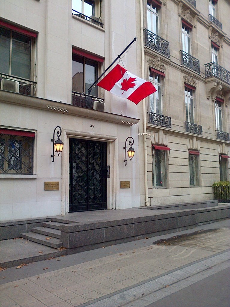 lawrence_cannon's tweet photo. Solidarité : notre drapeau est en berne dans toutes les missions diplomatiques canadiennes de par le monde. https://t.co/AdUO3IEbm8