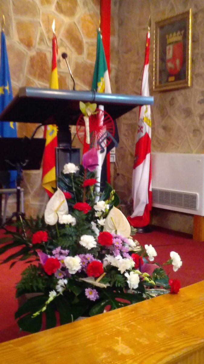 decoflor_'s tweet photo. El crespón negro en los arreglos florales que hemos hecho para el Certamen #PedroBote #TodosSomosParis :'( https://t.co/VRvPJX4Il2