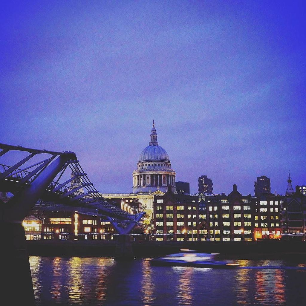 abe_elx's tweet photo. Yo sigo pensando en tender puentes.

#MilenniumBridge #instamonument #puente #bridge #nigh… https://t.co/HEHsS72bMk https://t.co/fXwvgopeeI