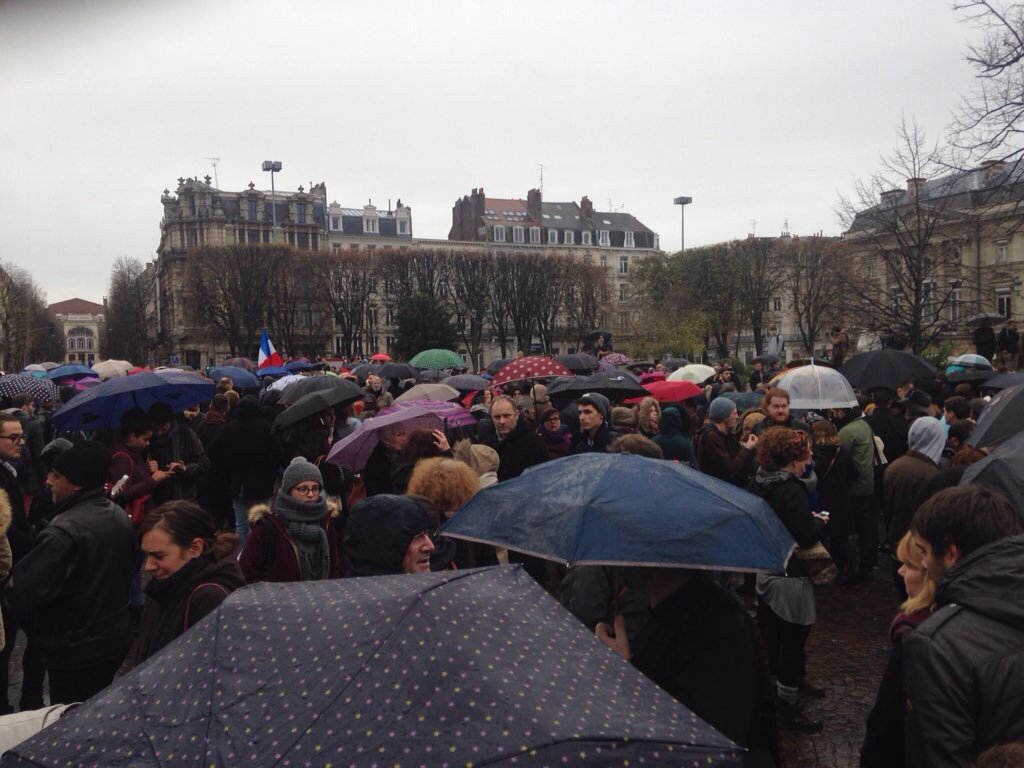 LesNews's tweet photo. Rassemblement populaire en hommage aux victimes des attentats de Paris photos via @JulienDepelchin #paris13nov https://t.co/QEdzGiIzvg