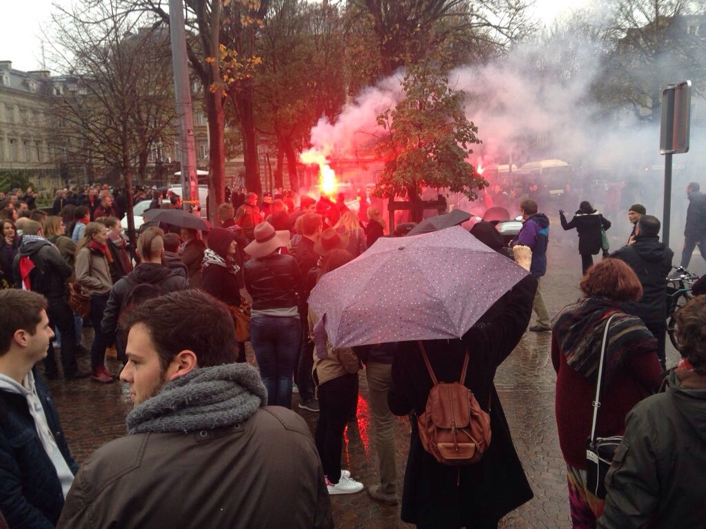 LesNews's tweet photo. Rassemblement populaire en hommage aux victimes des attentats de Paris photos via @JulienDepelchin #paris13nov https://t.co/QEdzGiIzvg
