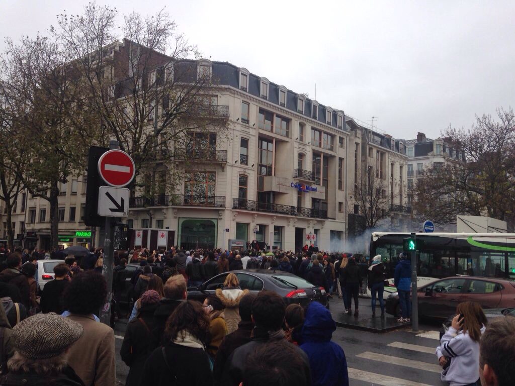 LesNews's tweet photo. Rassemblement populaire en hommage aux victimes des attentats de Paris photos via @JulienDepelchin #paris13nov https://t.co/QEdzGiIzvg