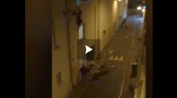 Le_NouvelObs's tweet photo. #ParisAttacks : des témoins filment des images choc > https://t.co/XrVFyjFVVm - https://t.co/HFkVPp55O1