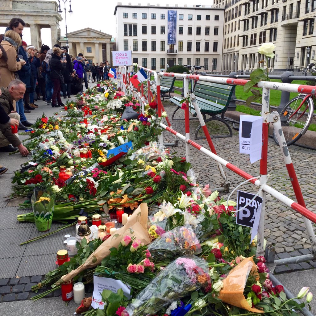 Lea_Reinhard's tweet photo. Die Anteilnahme in Berlin ist riesig. #ParisAttacks https://t.co/HuhtJnM4WA