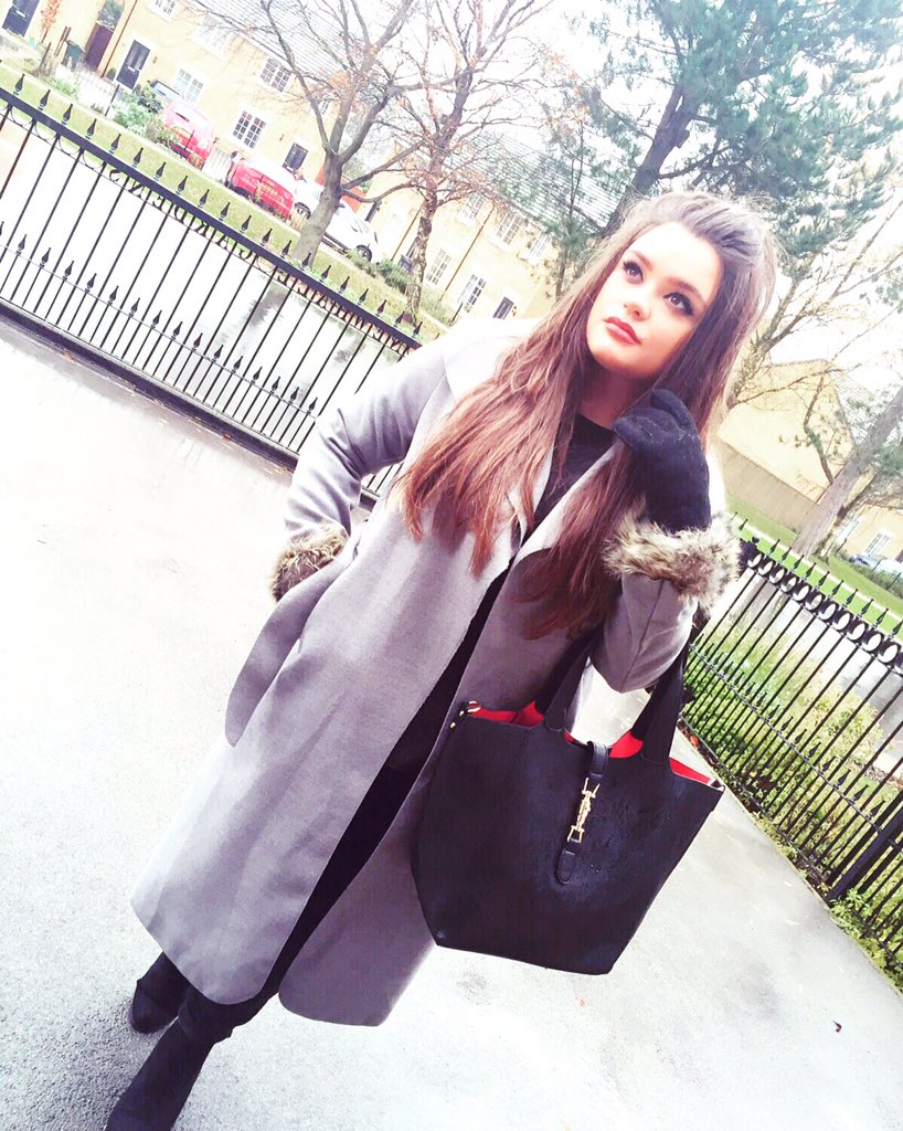 DoniyaElisha's tweet image. Working on a winter blog post.. But the rain won't go away 🌧😢