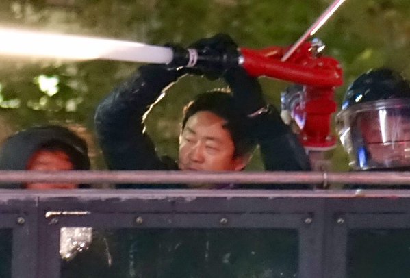 그 놈 얼굴! 드디어 공개! 
고농도 캡사이신을 넣은 초고압 물대포를 
사람을 향해 쏜 살인마의 얼굴! 
즉각 체포해야.