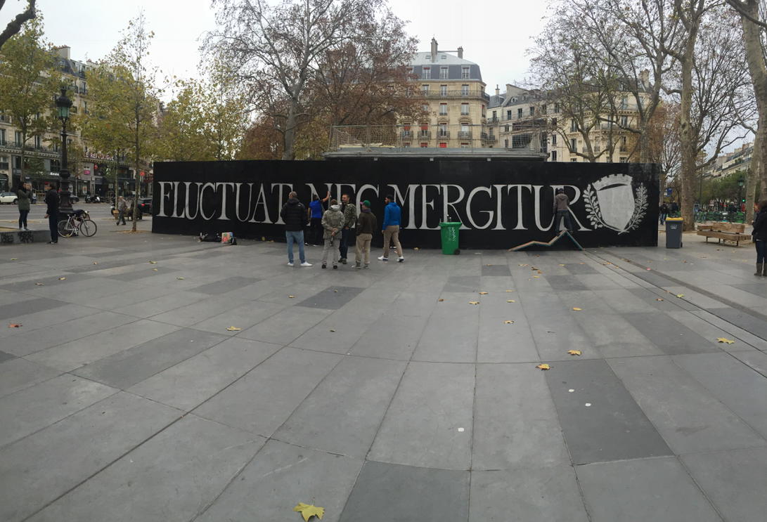 Karimagicien's tweet photo. FLUCTUAT NEC MERGITUR. Place de la république.Nous ne sombrerons pas: ni dans la peur ni dans la haine #parisattacks https://t.co/0VENzjRzAZ