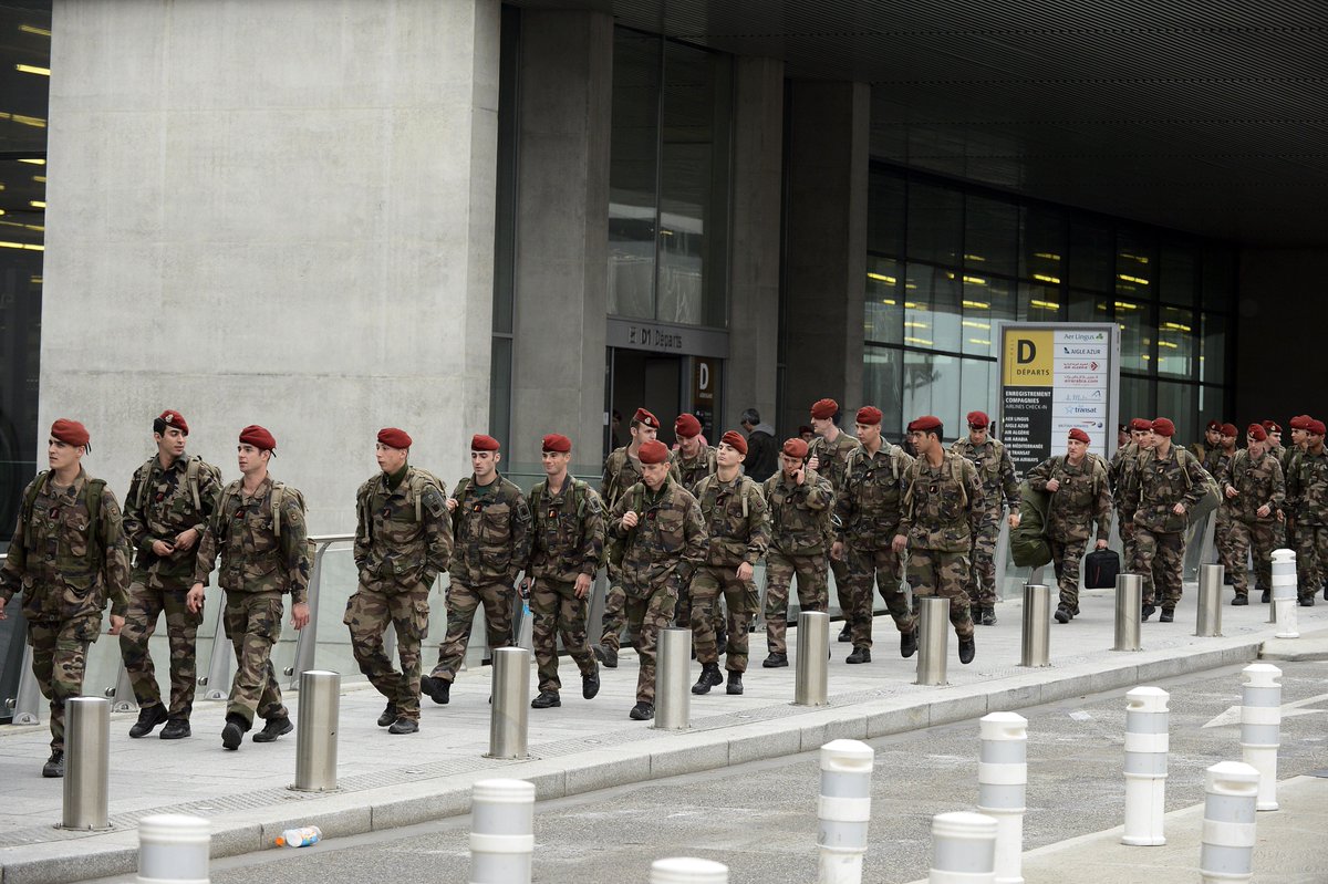 LeHuffPost's tweet photo. Des militaires de Blagnac en route pour Paris #attentats https://t.co/XBTLaBWIsR https://t.co/3HjcsPaWwS