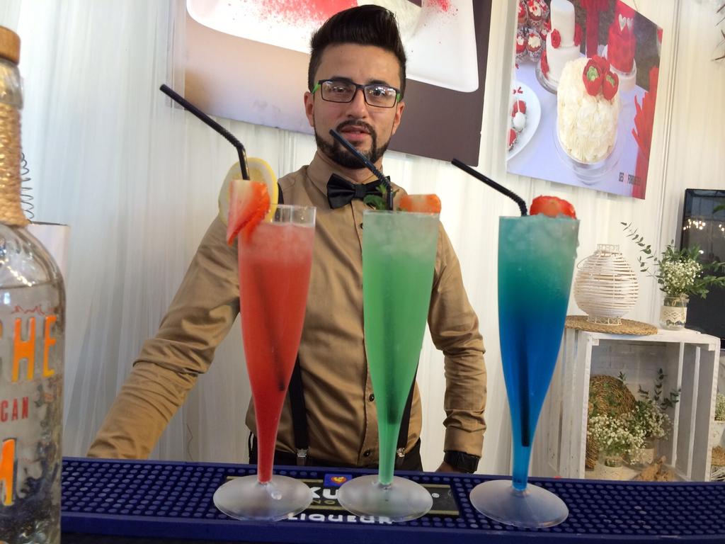 LicorsMoya's tweet photo. Servei de #cocteleria a la fira #Nupcial al #Palma Arena amb @ariasguarin https://t.co/xPIXi0mfV1