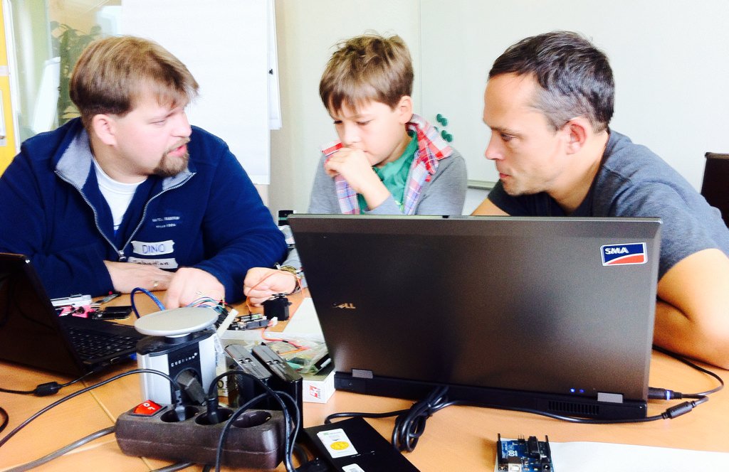 LeodiFlora's tweet image. Kinder lernen programmieren. Vielen dank an @SMAsolar für die Laptops #cdks