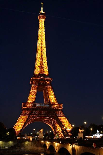 MeagsClements's tweet photo. I pray for safety for all my friends and their families in Paris #LovetoParis https://t.co/1RXLHwsBeW