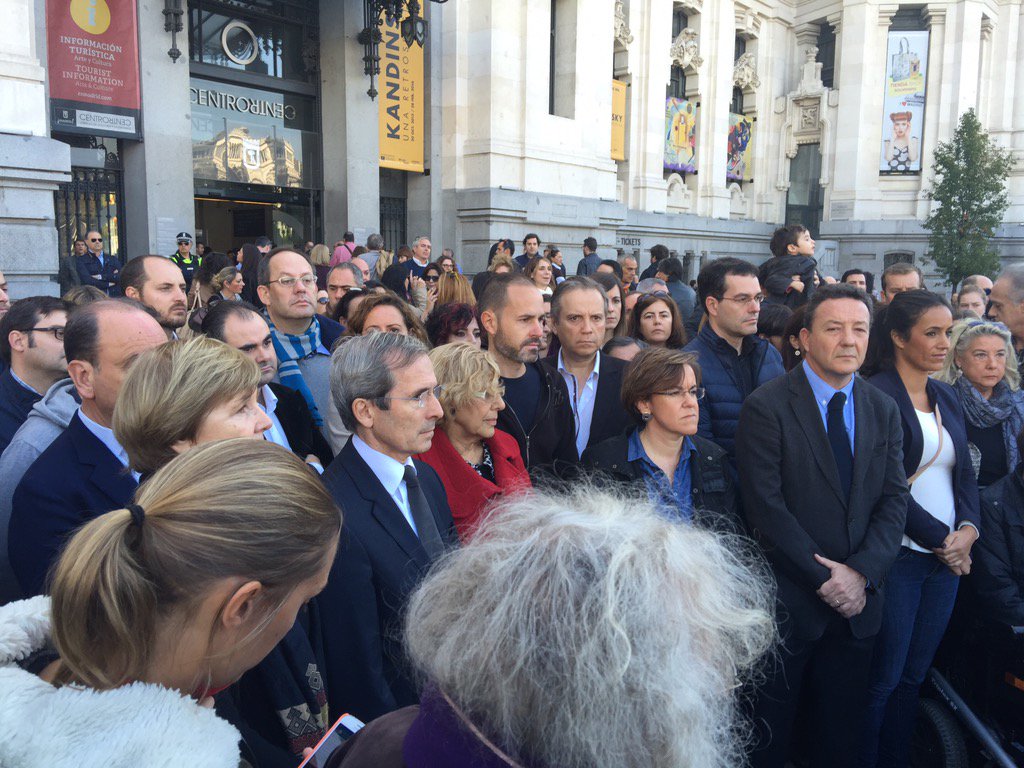 france_espagne's tweet photo. Minute de silence à Cibeles avec les autorités de @MADRID https://t.co/tK5nfvx7WE