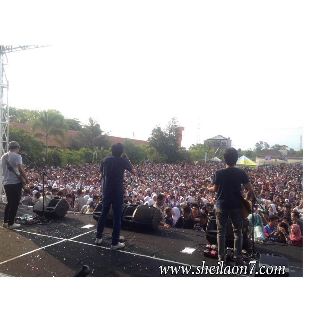 Luarbiasa kemeriahannya.. hari istimewa. Bigthanks <a href="/sheilaon7/">Sheila On 7</a>