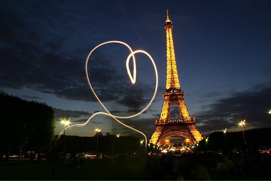 Jconvalores's tweet photo. A vuestro lado en esto momentos tan difíciles: «Liberté, égalité, fraternité» 🇫🇷 Vuestros valores. #TodosSomosParís https://t.co/4LhlcdYYLM