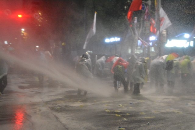 [팩트TV] 쓰러진 70대 농민에 계속 물대포 ‘직사’한 경찰, 현재 생명 ‘위독’
goo.gl/0ZL0TB
부상자를 보호하려는 시민들에게도, 구급차 방향을 향해서도 물대포를 계속 쐈다.