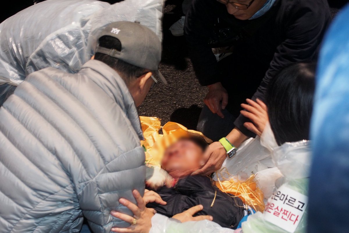 쓰러진 노인에게 계속 물대포를 쏘는 경찰