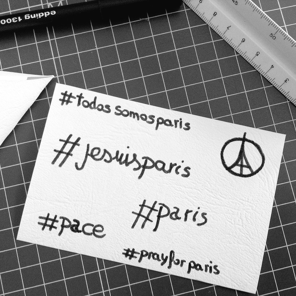 Eingels85's tweet photo. #TodosSomosParis #jesuisparis #Paris #pace #PayForParis https://t.co/07kt1VKRqO