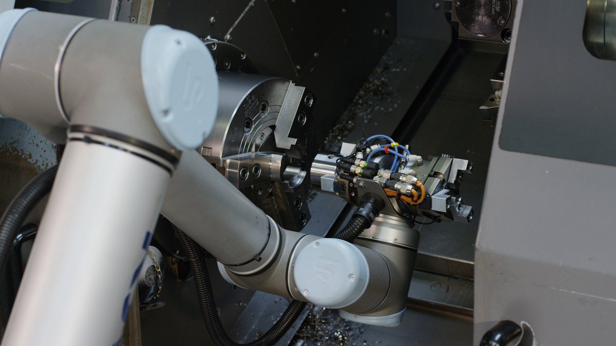 PMS_Germany's tweet photo. UR3 v @Universal_Robot - Stand B51/3.1 #formnext15 #Automatisierung #Roboter #Formenbau #Werkzeugbau #CNC #Fertigung https://t.co/zzyQdbSOO0