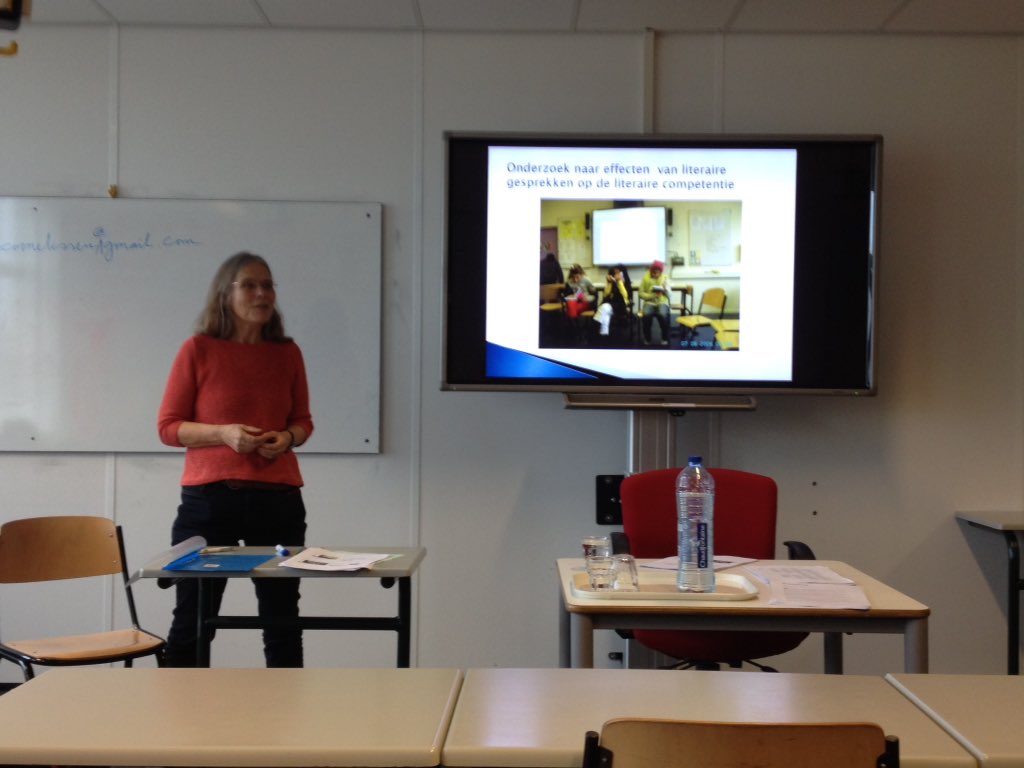 MargreetVriesem's tweet photo. Gertrud presenteer haar onderzoek en laat ons haar werkwijze ervaren. @deNieuwstePabo #HSN2015 https://t.co/qfIhQMXkbx
