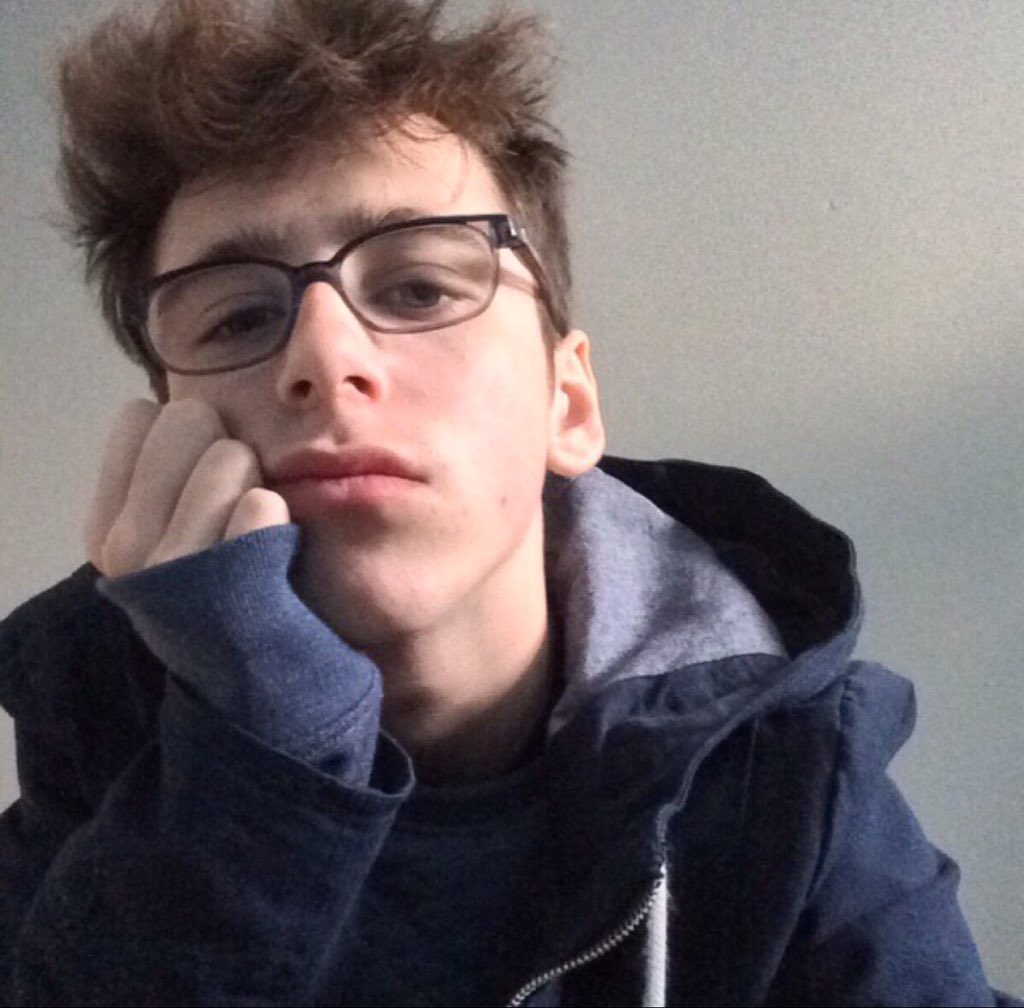 coralie_finale's tweet photo. Damien 
1m72 
16 ans 
Cheuveux chatain
Lunettes
Baskets Nike
C'est tout ce when je sais sur ses vetements #Bataclan https://t.co/qSMRytaIk0