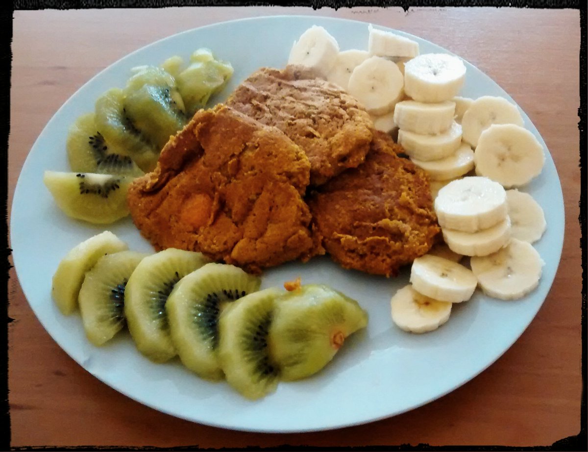 Möhrenpancakes mit Bananen und Kiwi!!

Total lecker und deckt bereits schon 3-4 Portionen Obst und Gemüse ab!
#vegan