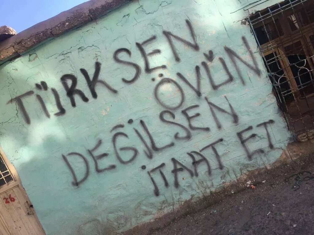bekirgne2's tweet photo. 12 günlük yasağin ardindan Silvan duvarlari türk eğitim sisteminin izleriyle doldu!!! https://t.co/veio84vEPf