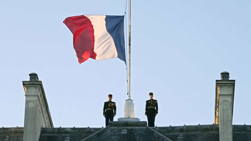 Le_Figaro's tweet photo. 🔴 EN DIRECT- Une minute de silence aura lieu dans toute la France lundi à 12h https://t.co/fTS4o8BS8J #ParisAttacks https://t.co/MrYf7ruoVN