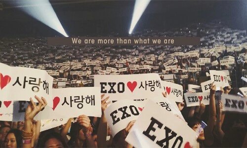 SMent_EXO's tweet photo. [RT/SPREAD] Mass voting for EXO in MAMA 2015 on Mnet at 10PM KST today https://t.co/4jEkLZRzEM https://t.co/Tuoh646KSB