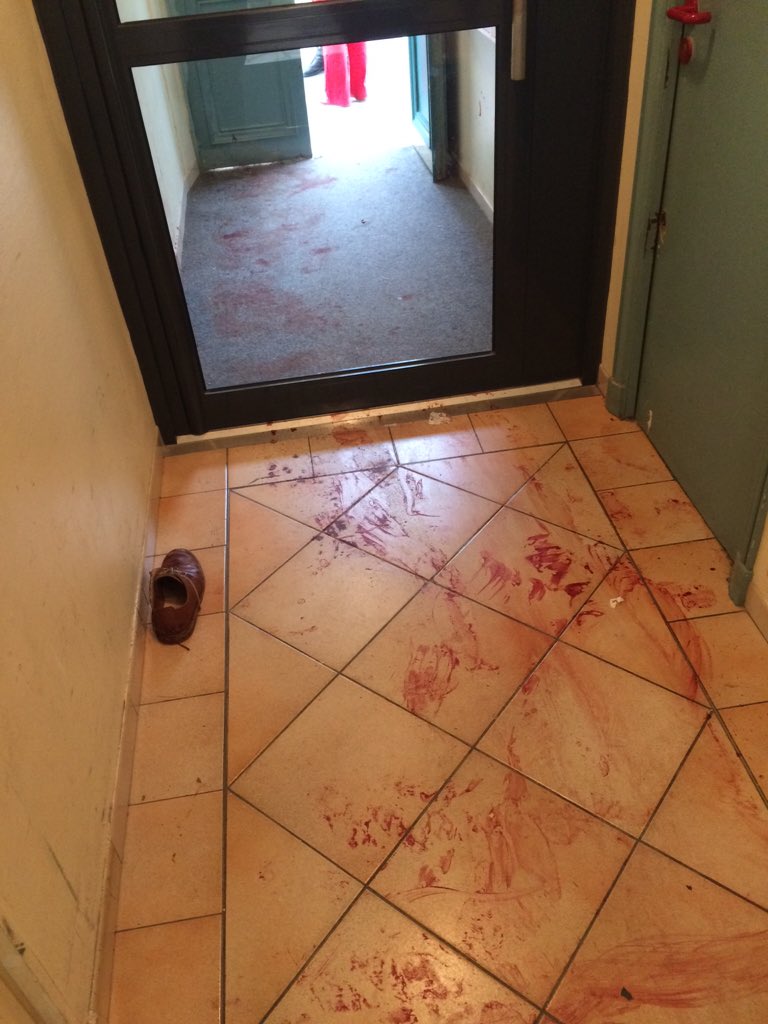 cedbs06's tweet photo. En bas de mon immeuble #bataclan https://t.co/NXs0X8lRmf
