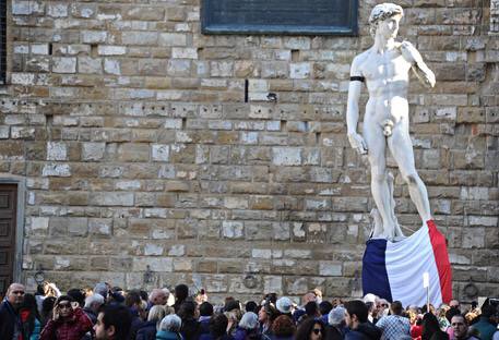 AltriMondiGazza's tweet photo. Il David con il lutto al braccio a Firenze per #Parigi https://t.co/DOg8tooyqJ