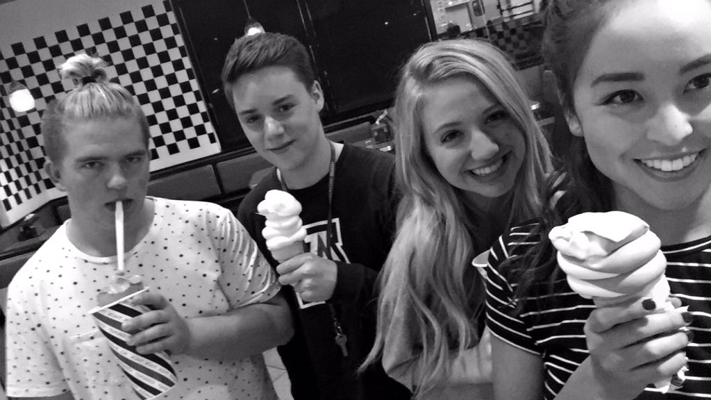 TaniCaroline's tweet photo. Happy Bday Zachary!!! Ilysm and hope you have the best day ever!!❤️🎉 #MrBos @Zach_Boswell2 https://t.co/JZhALzGfq8