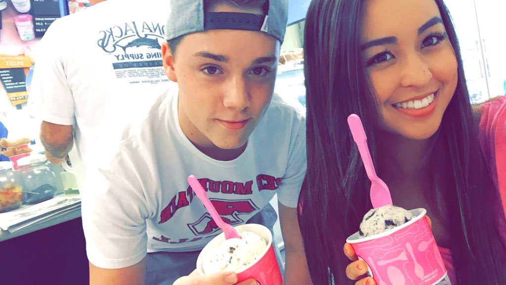 TaniCaroline's tweet photo. Happy Bday Zachary!!! Ilysm and hope you have the best day ever!!❤️🎉 #MrBos @Zach_Boswell2 https://t.co/JZhALzGfq8