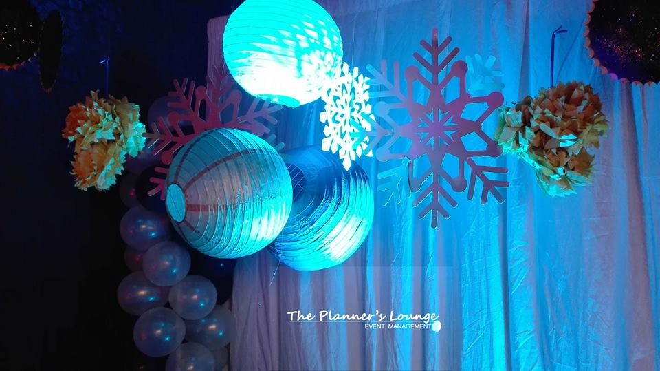 PlannerzLounge's tweet photo. A perfect blue hue for a backdrop, and a hanging bunch on top. #events #EventManagement #Pakistan #lights #decor https://t.co/ckz9IqKAXE