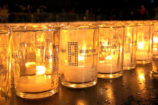 pictanews's tweet photo. Attentats de Paris : les lumignons aux fenêtres de #Lyon ce samedi soir pour rendre hommage aux victimes https://t.co/k1bBM5q4vh