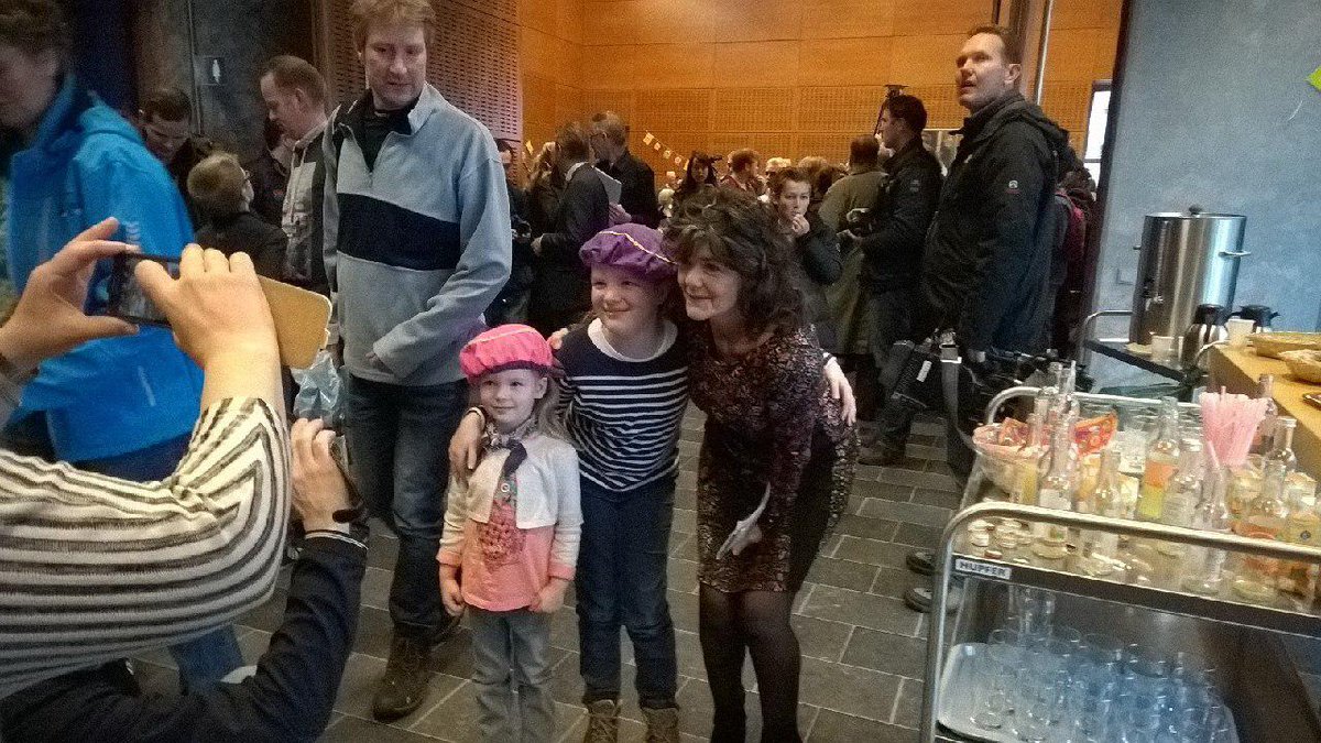 RTVDrenthe's tweet photo. #Sinterklaas heeft zojuist vragenuurtje van de kinderen achter de rug. #sinterklaasmeppel https://t.co/ZVvmsUGzRN