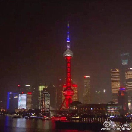 จีนเปิดไฟสีธงชาติฝรั่งเศสบน Oriental Pearl TV tower อาคารชื่อดังในเซี่ยงไฮ้ เพื่อให้กำลังใจเพื่อนร่วมโลก
