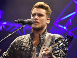 baleenfrancais's tweet photo. Toto et Bastian Baker Bâloise Session 2015 https://t.co/sxPzI98G4s https://t.co/52DHhmEjlr