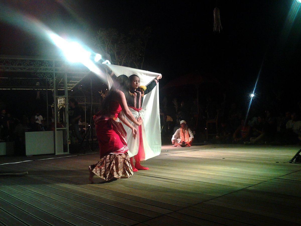 radiobuku's tweet photo. Pertunjukan "Ritus Penanggungan" di Plataran Borobudur #bwcf2015 https://t.co/eRmevxw7AB