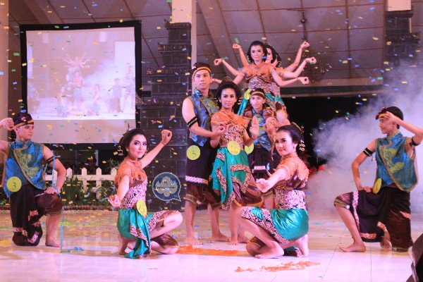 Grand Final Penobatan Dimas Diajeng Kulonprogo 2015 <a href="/dimjengkp/">Dimjeng Kulon Progo</a> dibuka dengan tari oleh para finalis