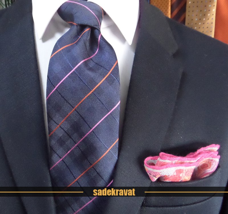 Lacivert Turuncu Pembe Ekose Çizgili Kravat 6121
sadekravat.com/lacivert-turun……
Yün Mendil M140
sadekravat.com/yun-mendil-m140