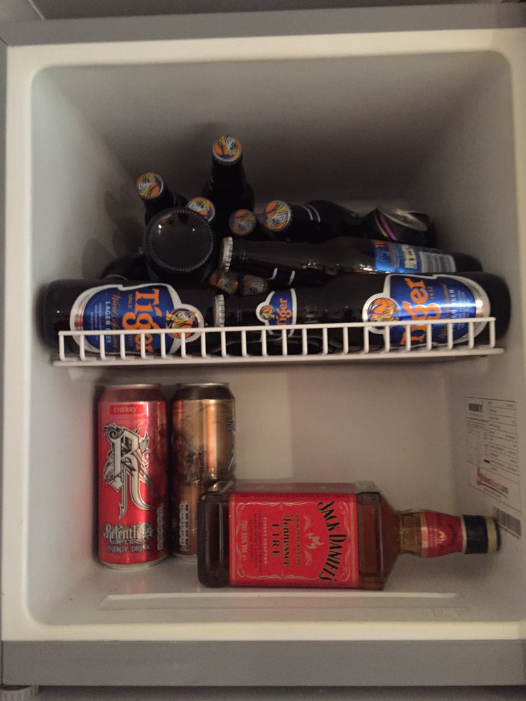 GuvnorRhys's tweet photo. @Gareth_Llew 24 bottles of tiger for ยฃ23.99. And a bottle of the good stuff for ยฃ18 ๐ #fridgestocking https://t.co/L3Effpz9xL