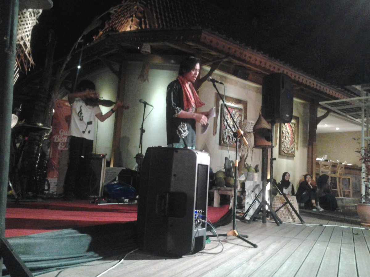 radiobuku's tweet photo. Teater Satu Lampung feat Kedung Darma menampilkan sajak "Lampung Tenggelam" #bwcf2015 https://t.co/fCcQWXz52N